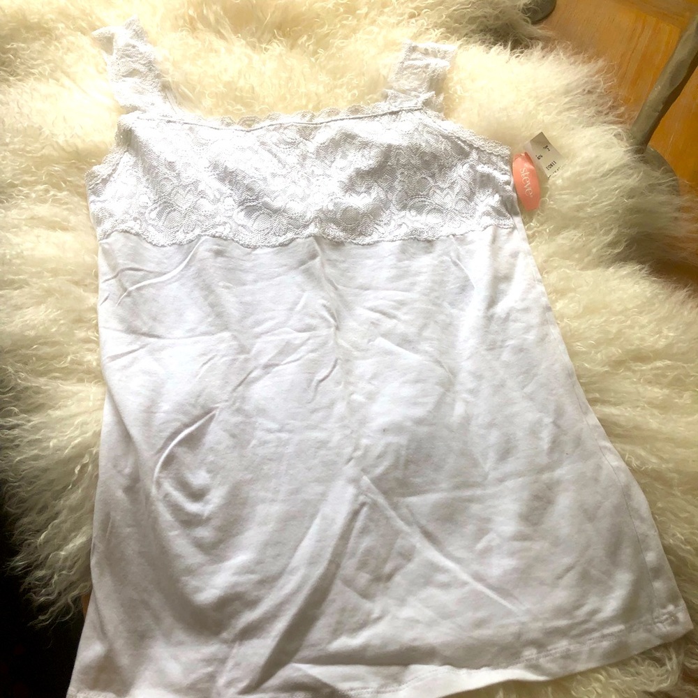 BNWT Lace embroidered Steve women’s casual Pajama top camisole in size medium!!